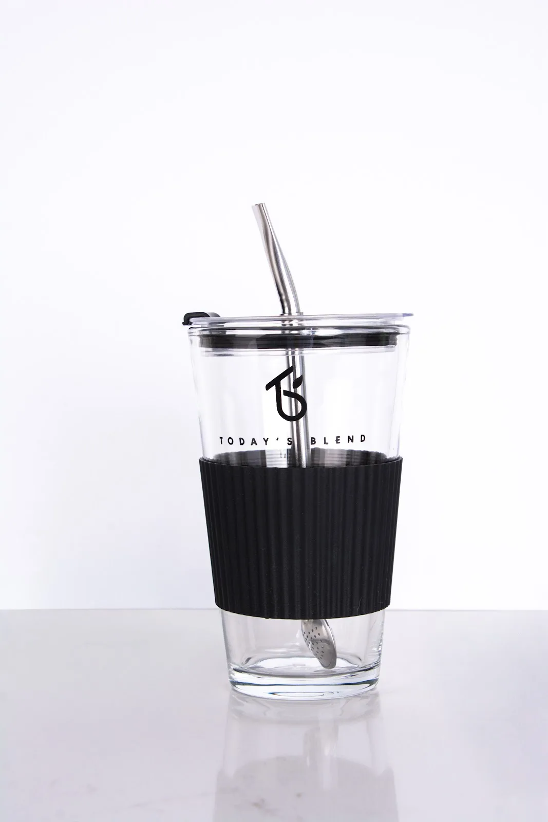 Glazen Today's Blend tumbler met zwarte hoes, deksel en metalen filterrietje