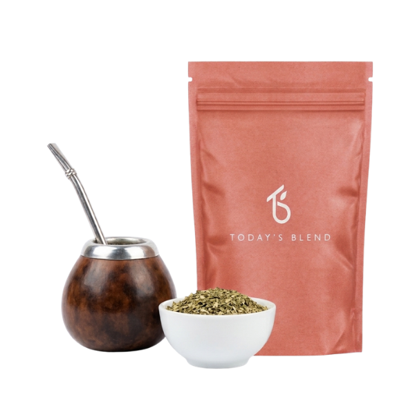 Zak van Today's Blend met een bruine kalebas met metalen bombilla en een wit schaaltje losse yerba mate op een witte achtergrond