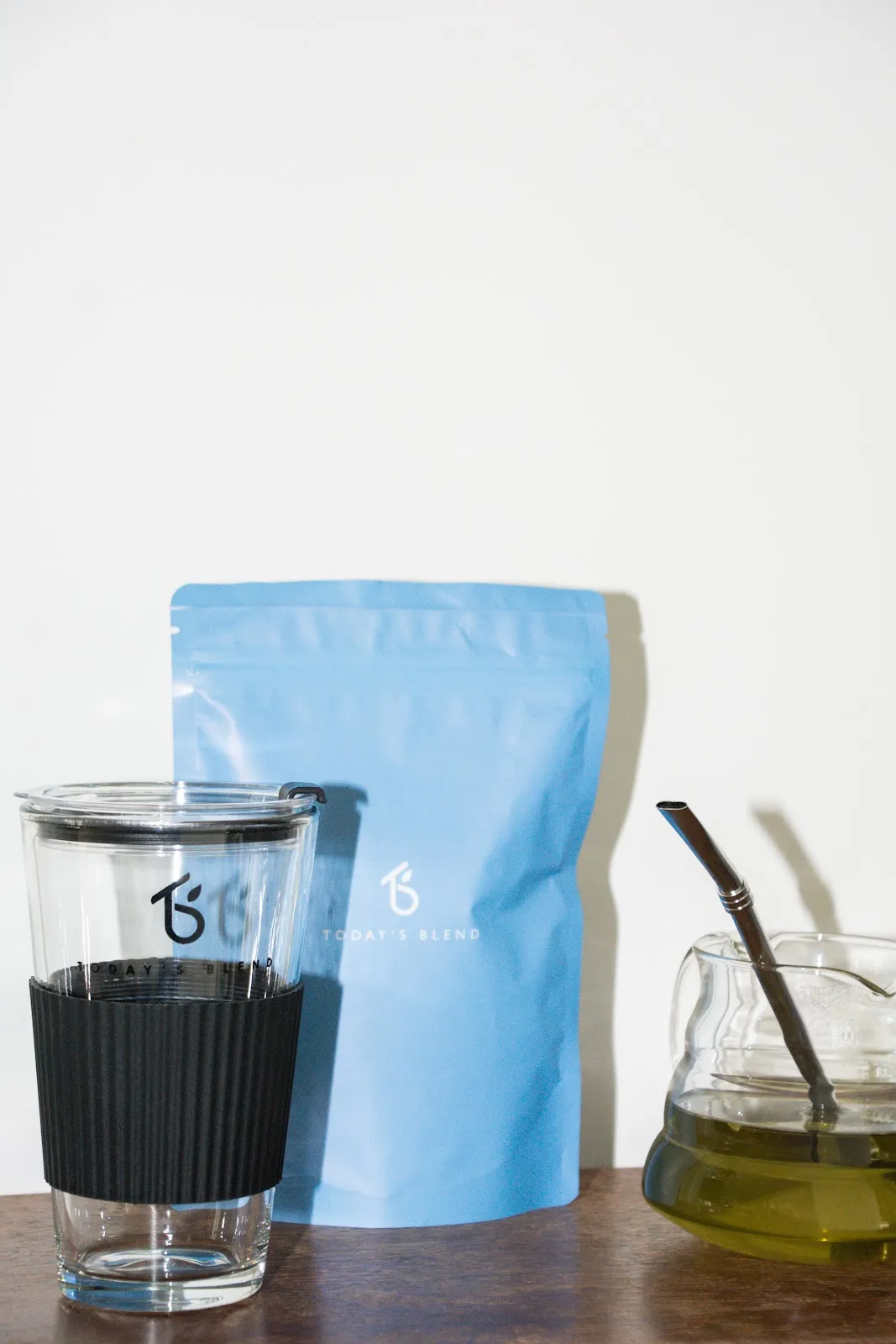 Tumbler van Today's Blend naast een blauwe zak yerba mate en een kan mate