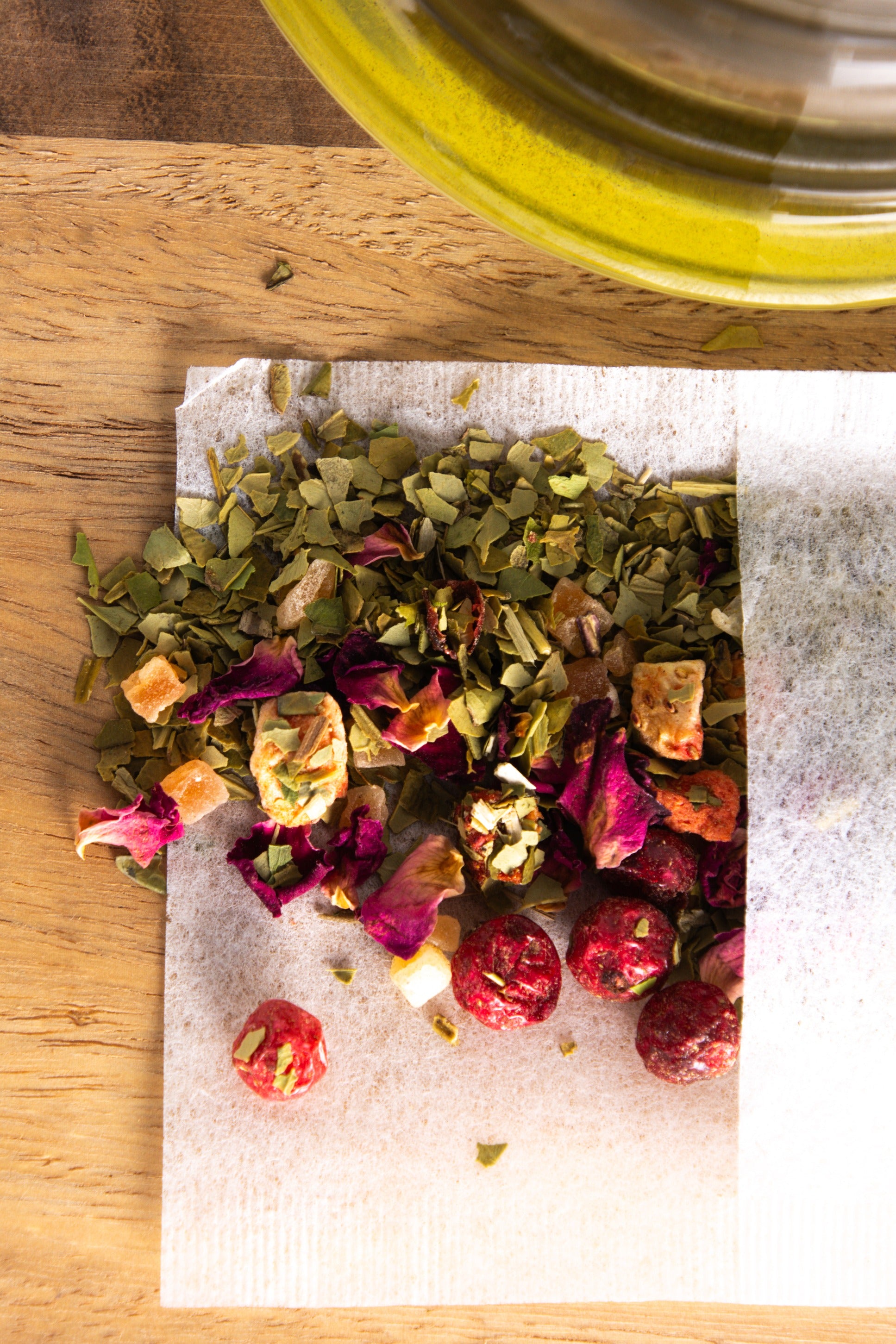 Yerba mate klaarmaken in kalebas met bombilla en dampend heet water